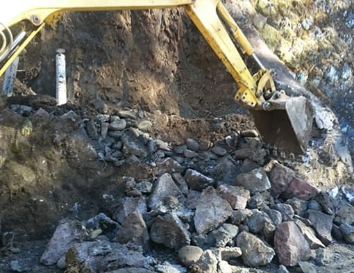 丁寧な作業が大切、石積みも当社にお任せください。